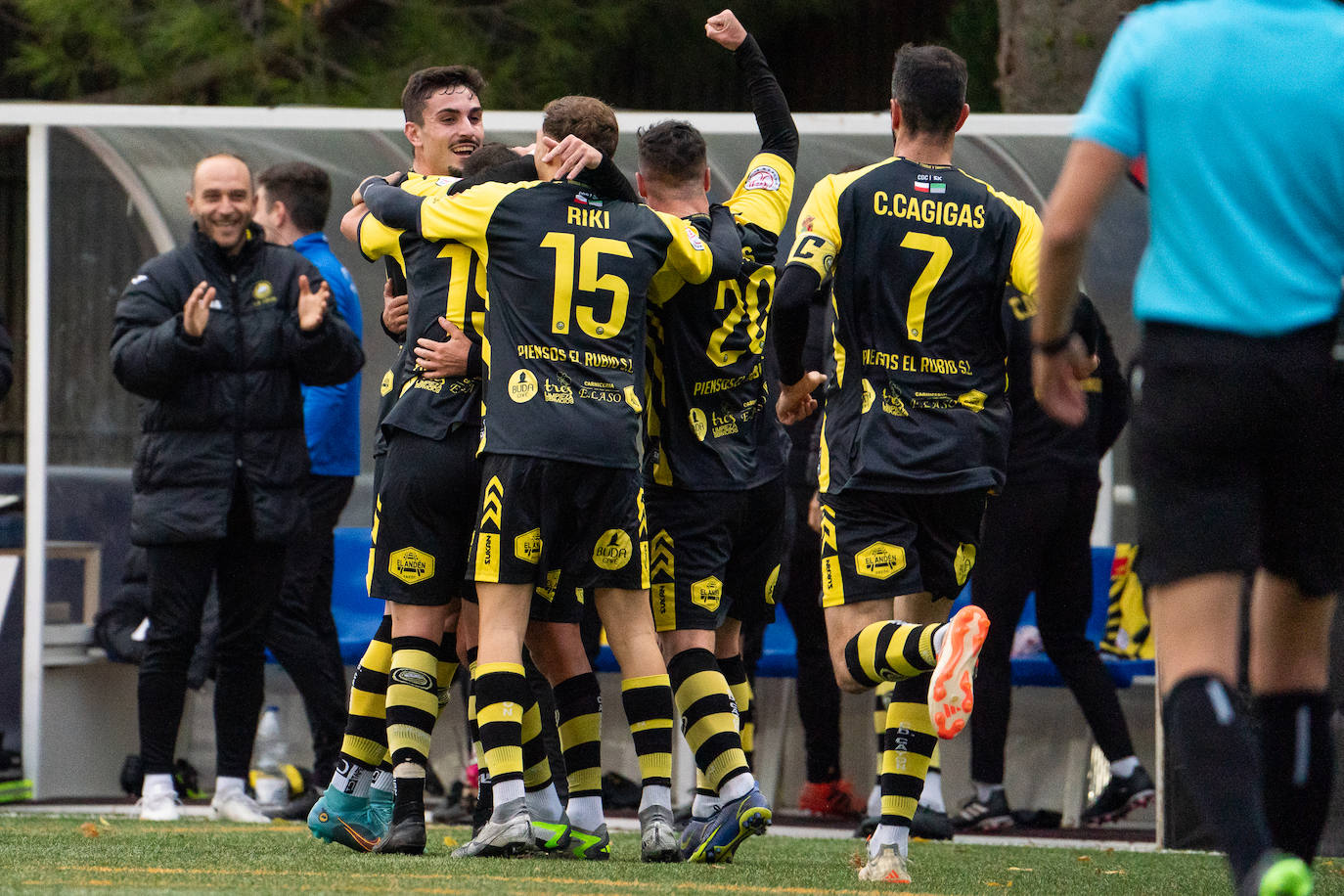 Los futbolistas cántabros celebran el segundo tanto.