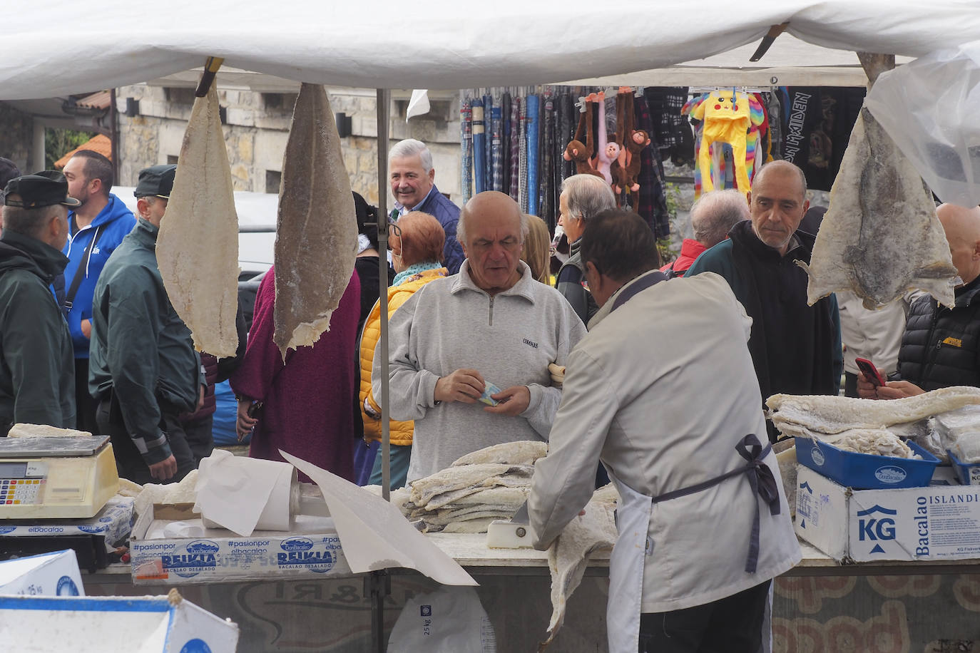 Un hombre compra en uno de los puestos del mercado.