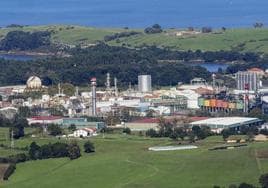 Complejo de Dynasol, junto al de la empresa BIrla Carbón en Gajano, visto desde Peña Cabarga.