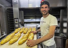 Héctor Alonso, ayer en la panadería de Puentenansa.