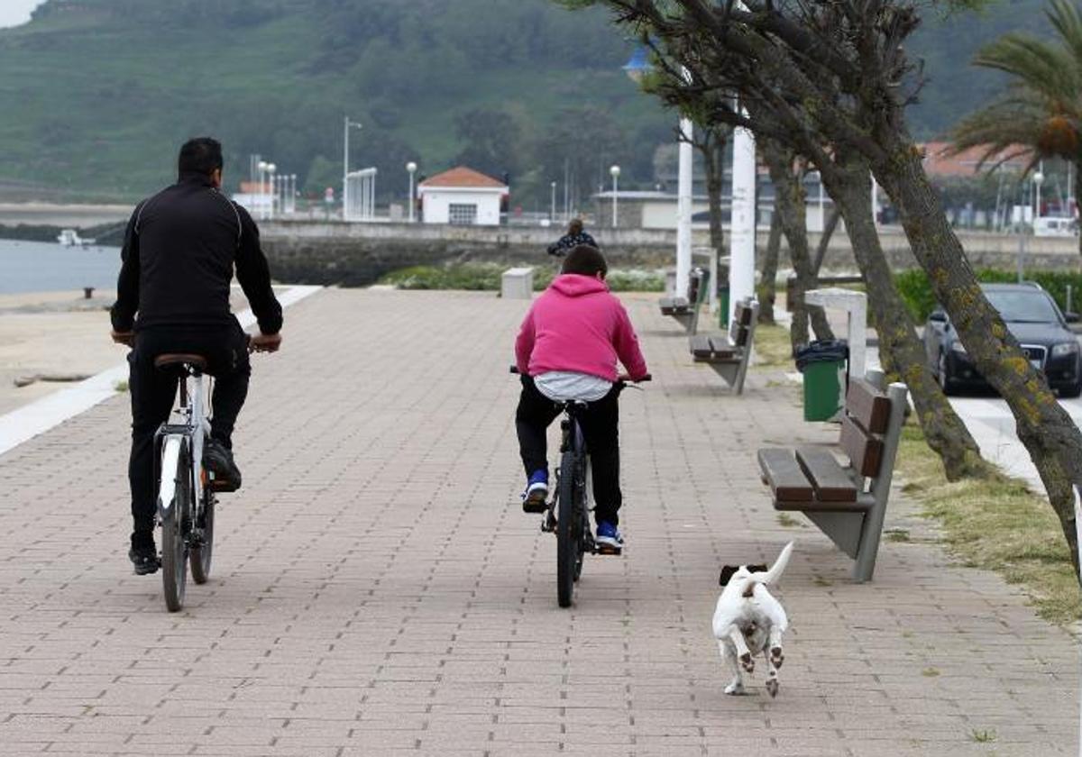 Imagen de archivo del paseo junto al mar en Suances.