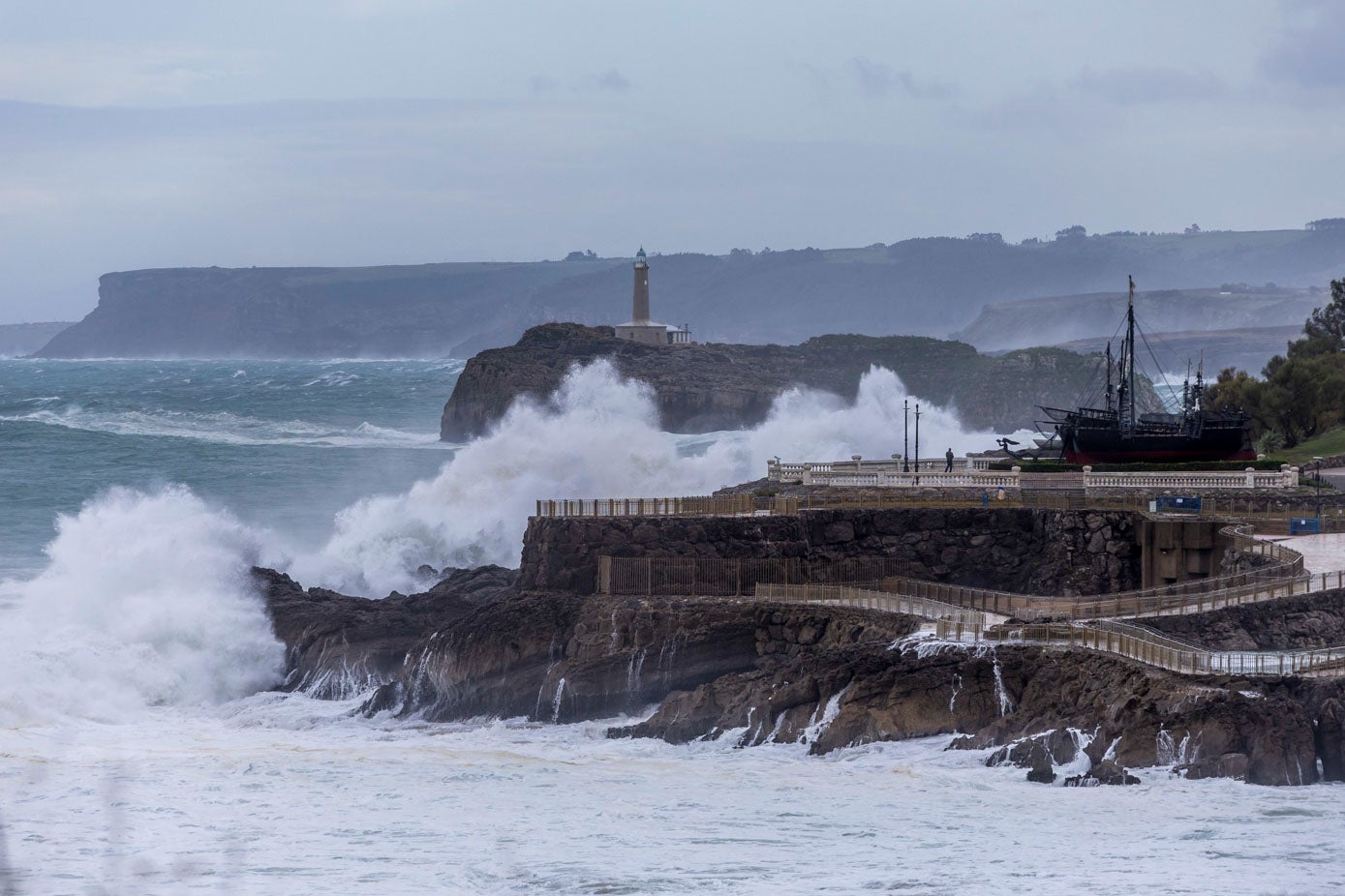 Grandes olas tamién en los alrededores de la Península de la Magdalena.