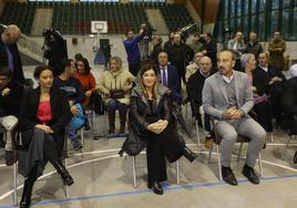 Sáenz de Buruaga, en el centro, durante la visita al inicio de las obras previas al soterramiento en Torrelavega.