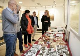 Los responsables de Cultura, familiares de Mario Camus y el responsable de la Filmoteca escenificaron el acto de donación.