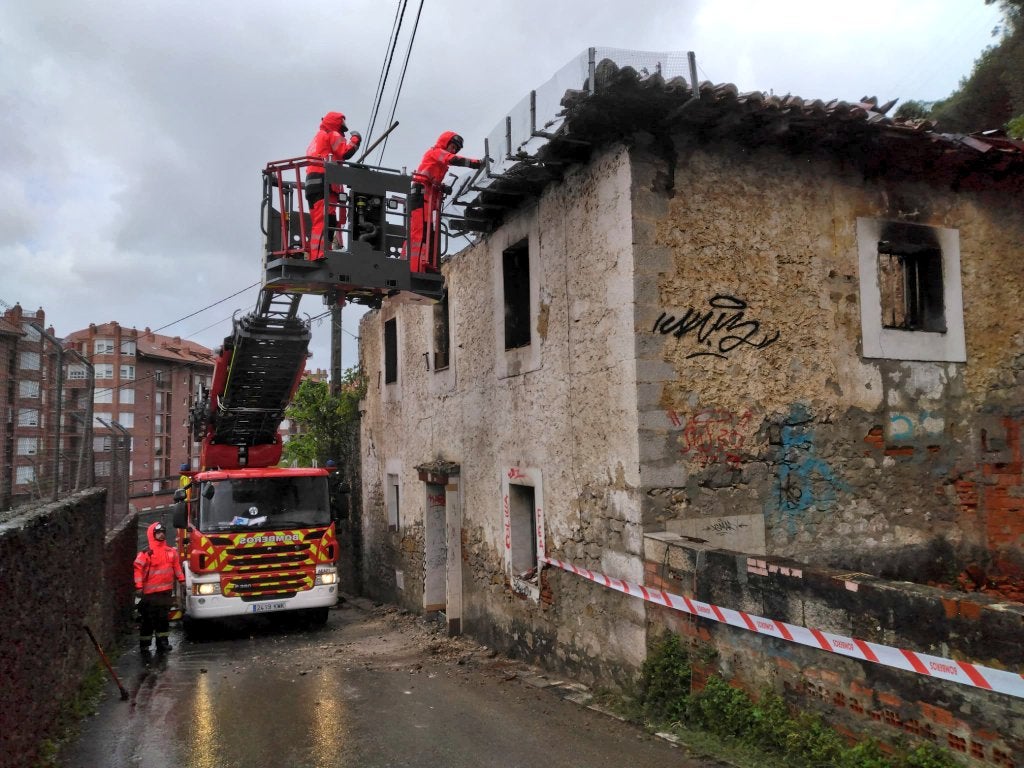 Los bomberos del 112 aseguran una cornida en Santoña