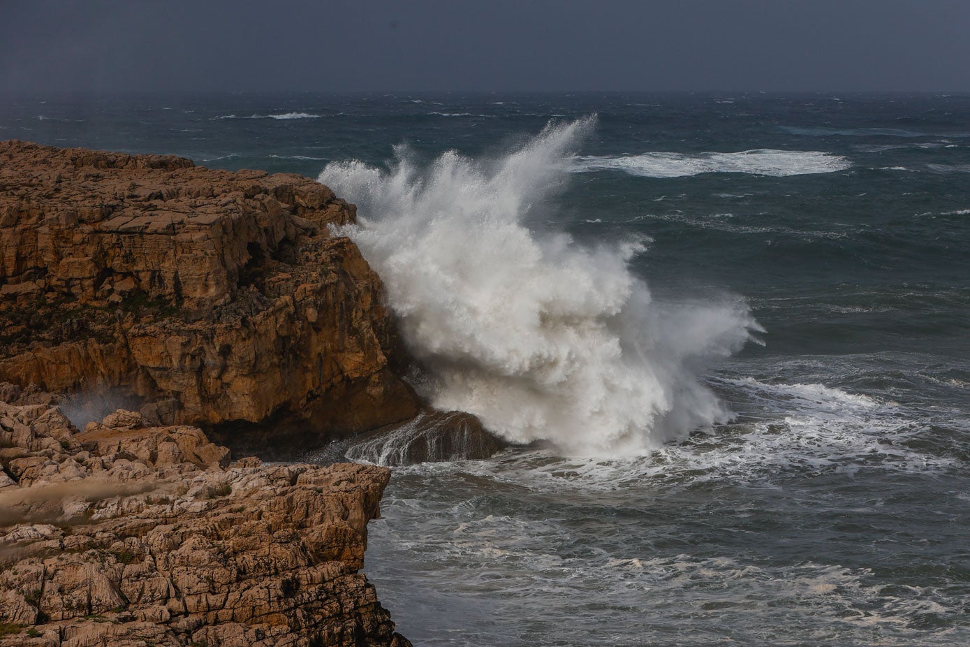 Las olas chocan contra la roca blanca de Suances