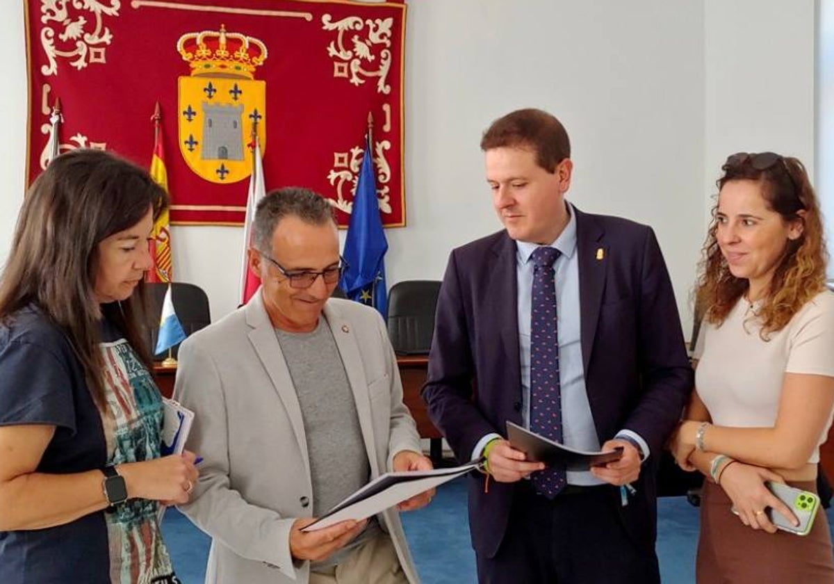 Marta Ruiz, Salvador Victorino, José Antonio Cobo y María Seco en la reunión mantenida en el salón de plenos.