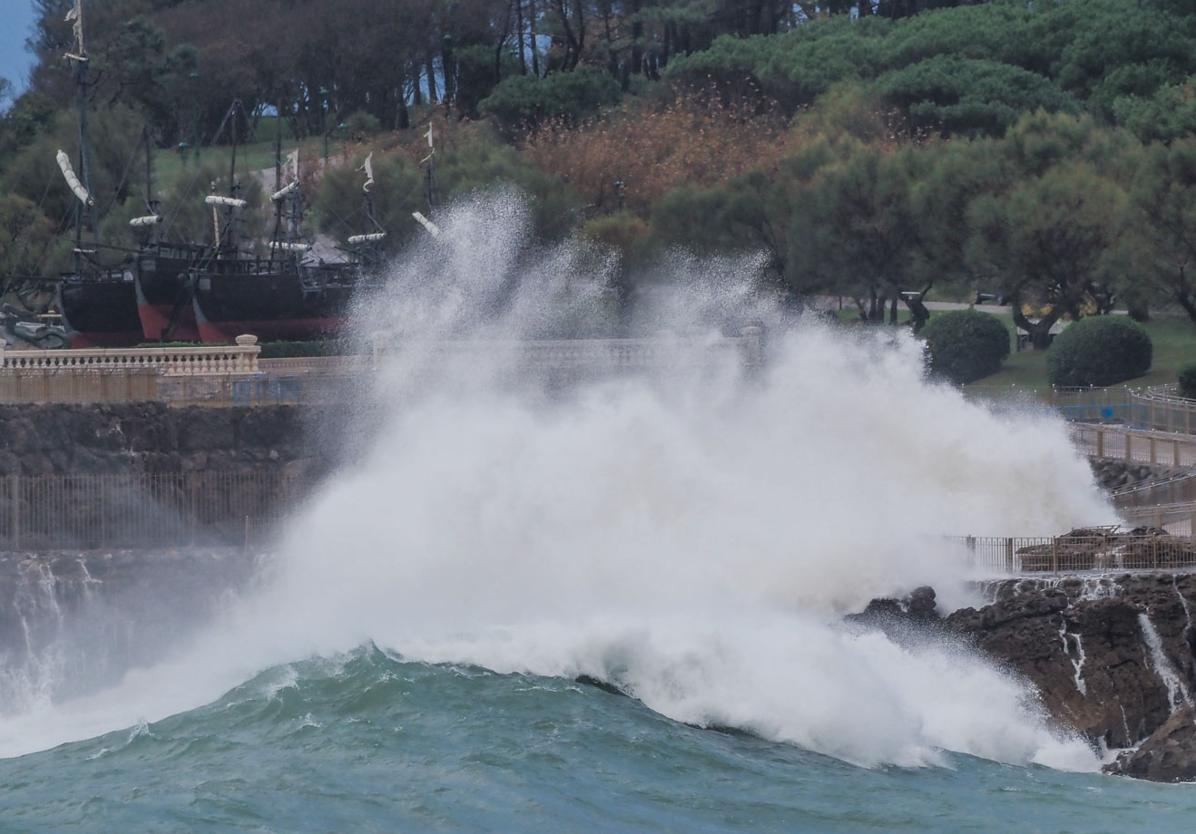 El temporal deja un reguero de árboles caídos y dos «fuertes» rayos en el entorno de la bahía