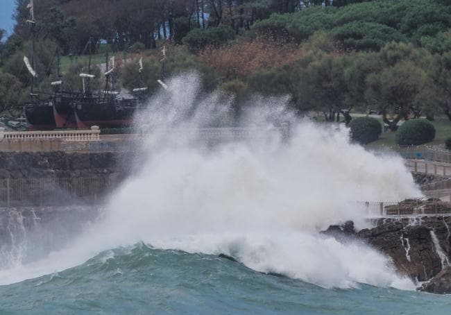 Espectacular tormenta sobre Santander con truenos, lluvia y rachas de  viento que superan los 100 km/hora | El Diario Montañés