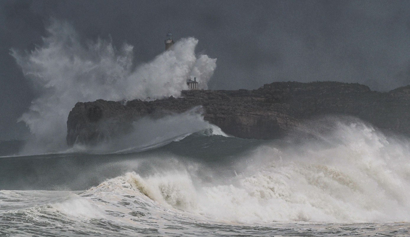 Un viernes de tormentas y olas