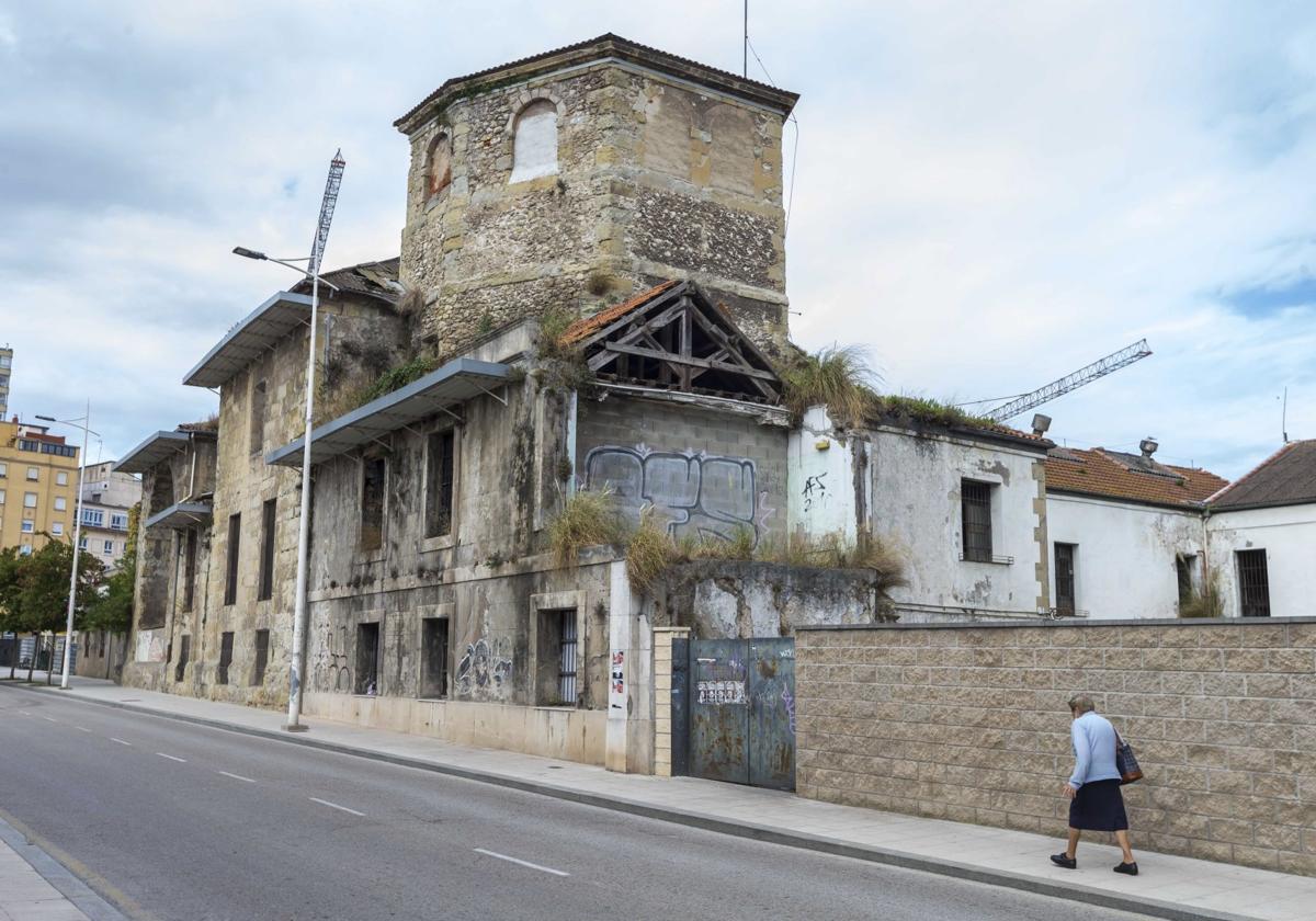 El convento de las Clarisas, frente al Parlamento de Cantabria en la calle Alta.