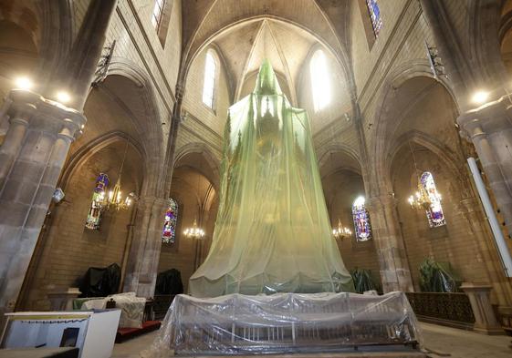 Interior de la iglesia de La Asunción, este otoño, durante una visita a las obras de restauración.