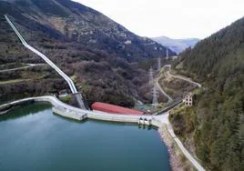 Imagen aérea del embalse de Alsa, junto a la central hidroeléctrica de Aguayo, y las tuberías que conectan con la balsa superior de Mediajo.