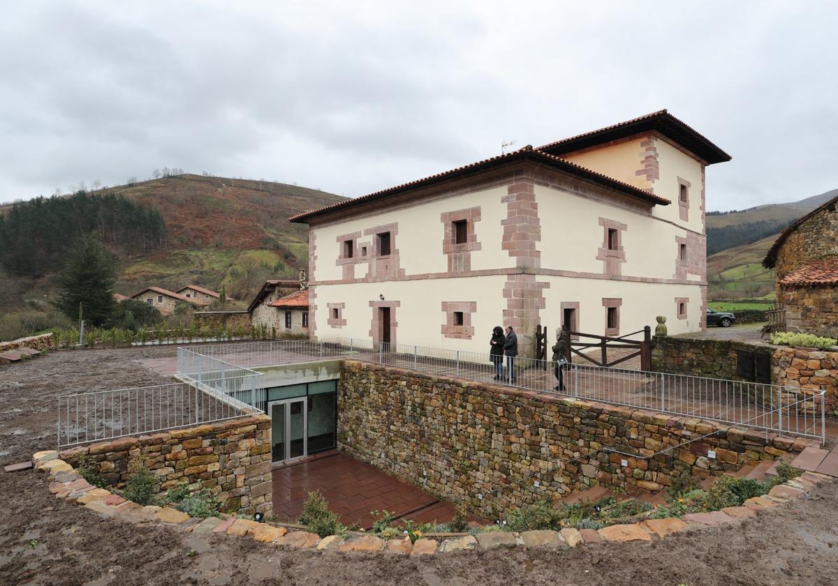 Exterior del Hotel Casona de Carmona, ubicado en pleno Valle de Cabuérniga.