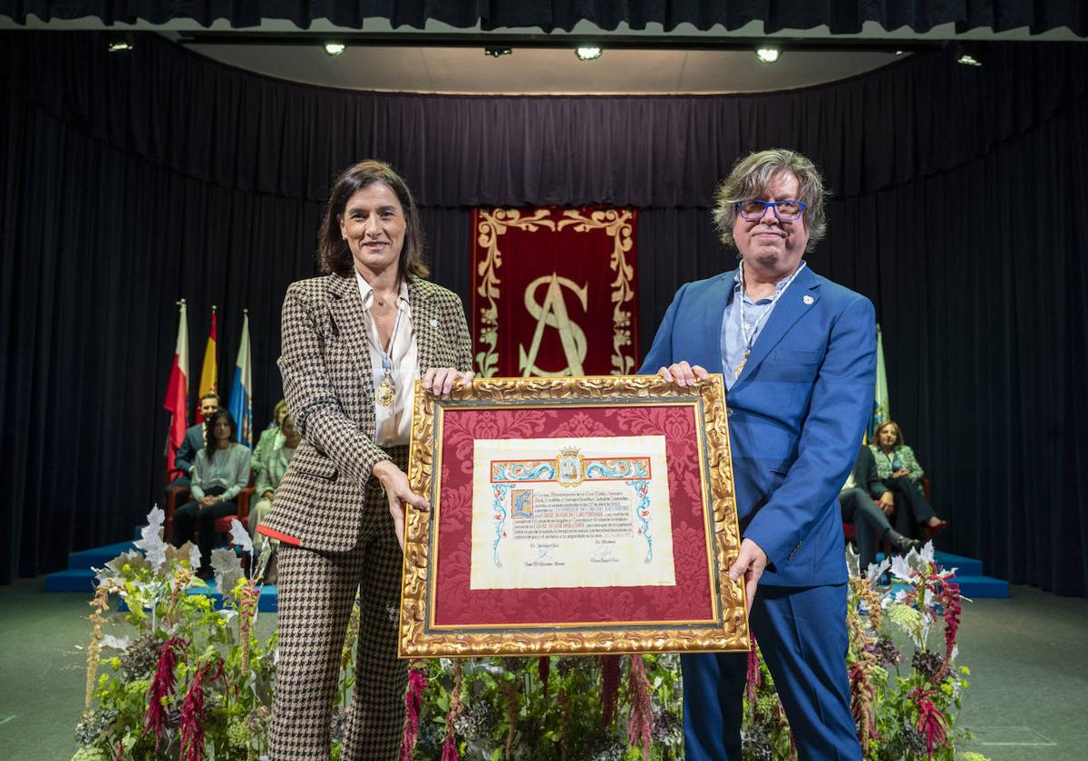 Medalla de Oro «por el servicio» de Cruz Roja