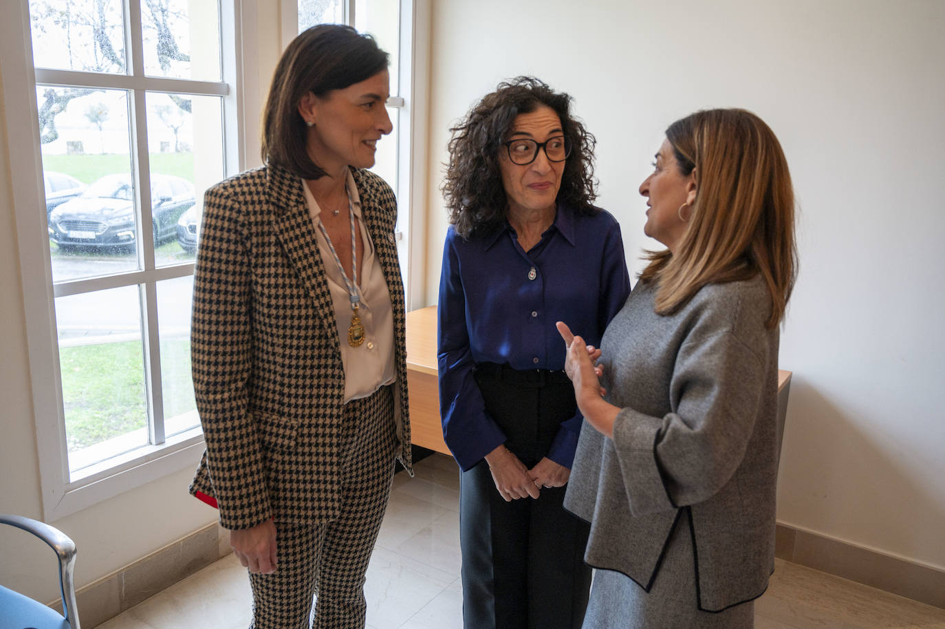 La alcaldesa y la presidenta regional charlan con la presidenta nacional de Cruz Roja, María del Mar Pageo.