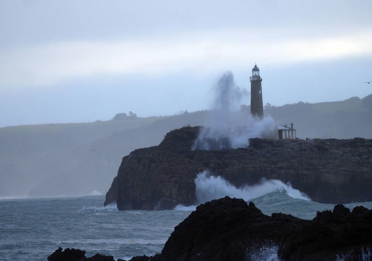 Imagen principal - Las grandes olas de esta mañana en El Sardinero barruntan lo que está por venir.