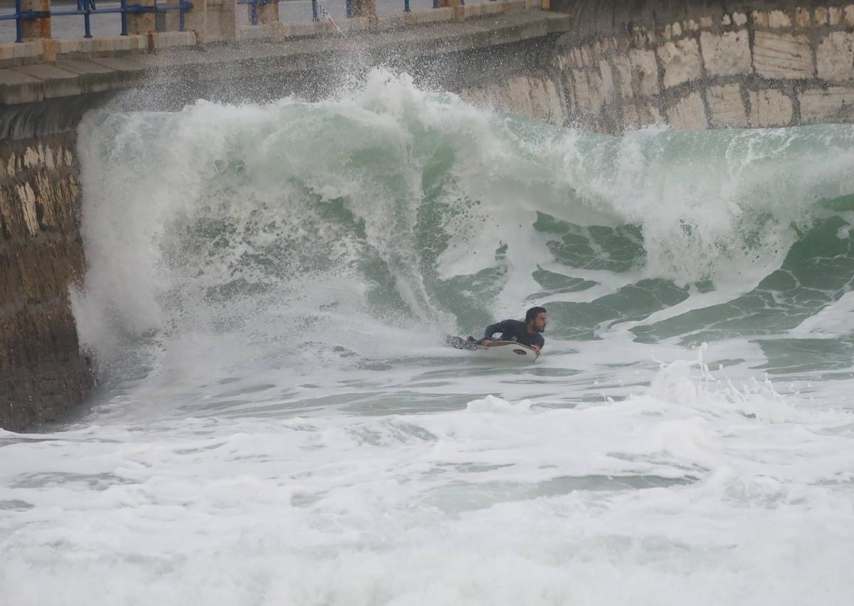 Imagen secundaria 1 - Las grandes olas de esta mañana en El Sardinero barruntan lo que está por venir.