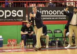 El entrenador del Grupo Alega Cantabria, David Mangas, da indicaciones a sus jugadores
