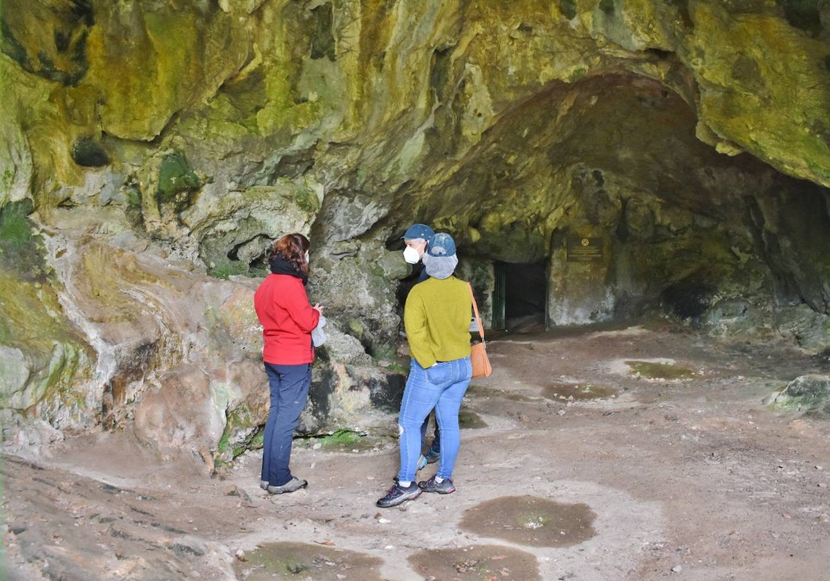 Antes incluso de entrar en la cueva (al fondo), el vestíbulo ya deja ver un grabado magnífico de un caballo.