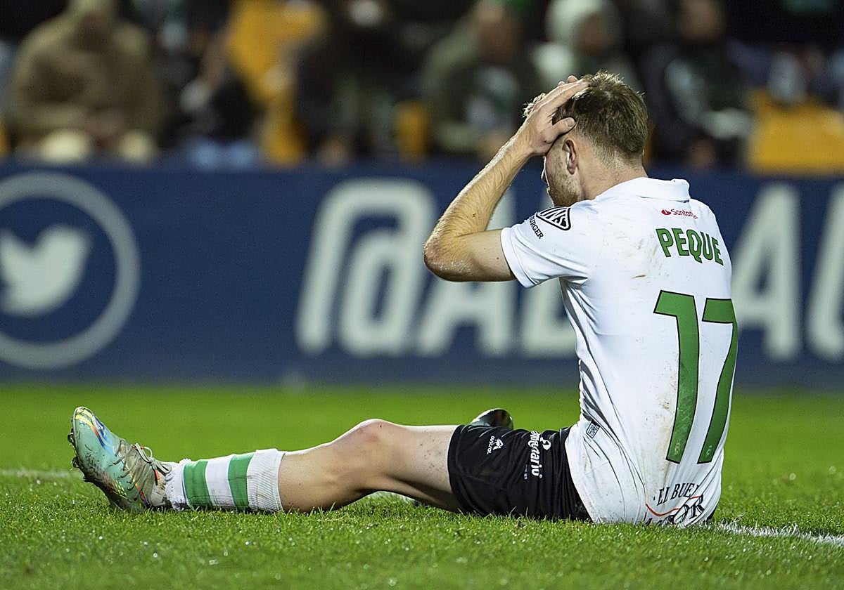 Peque se lamenta en una lance del encuentro en Alcorcón.