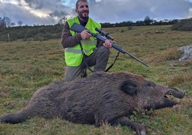 Samuel Alonso, componente de la cuadrilla 132 que dirige Rubén Gutiérrez, con un buen jabalí cazado en Casal Norte.