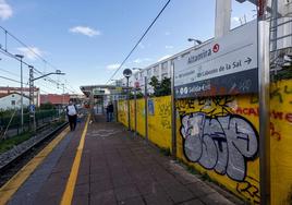 El apeadero está situado en la parte posterior del Centro Comercial Bulevar Altamira.