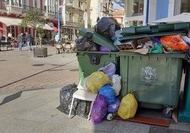 Contenedores colmados de basura en la plaza de San Antonio.