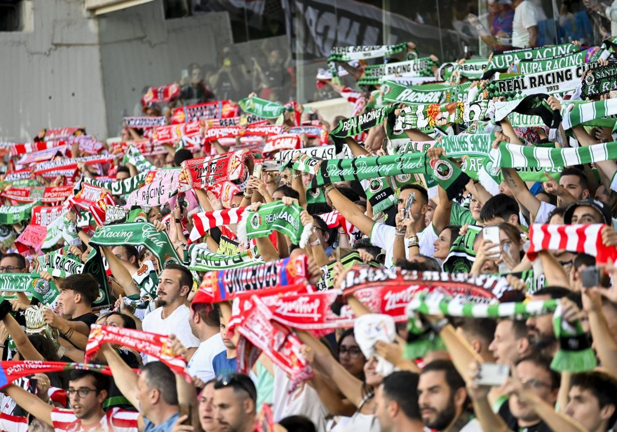 Aficionados del Racing y el Sporting, en El Sardinero.