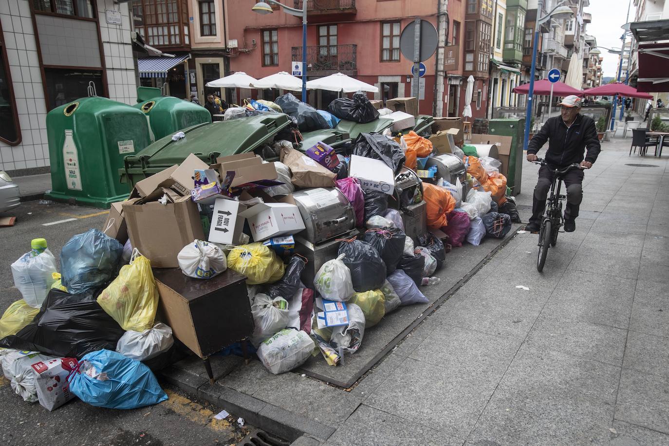 Los entornos de bares y supermercados son los puntos más críticos al generarse mayor acumulación de residuos