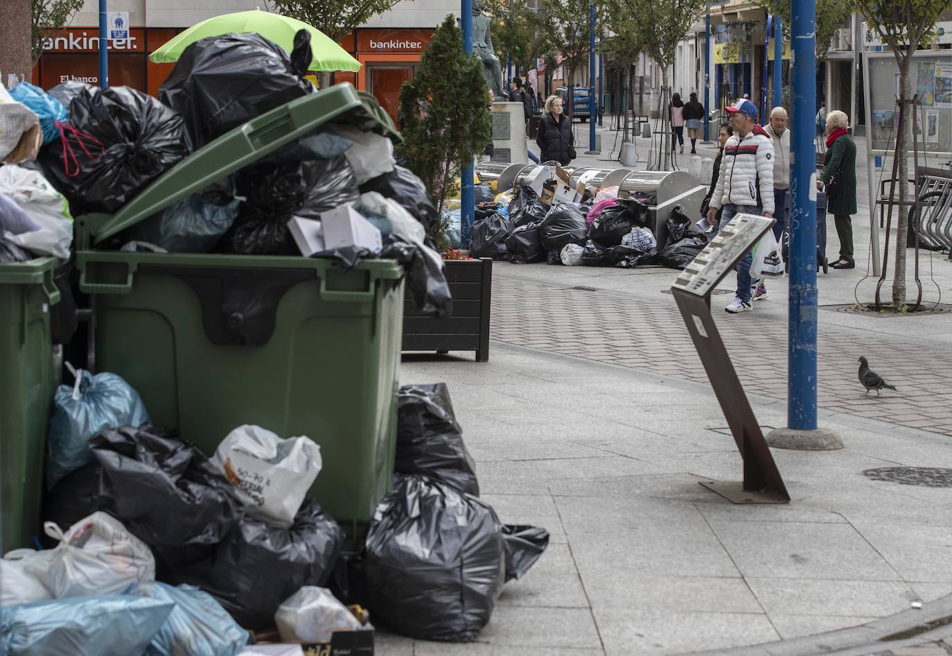 En las plazas y calles la basura ofrece una desagradable estampa.