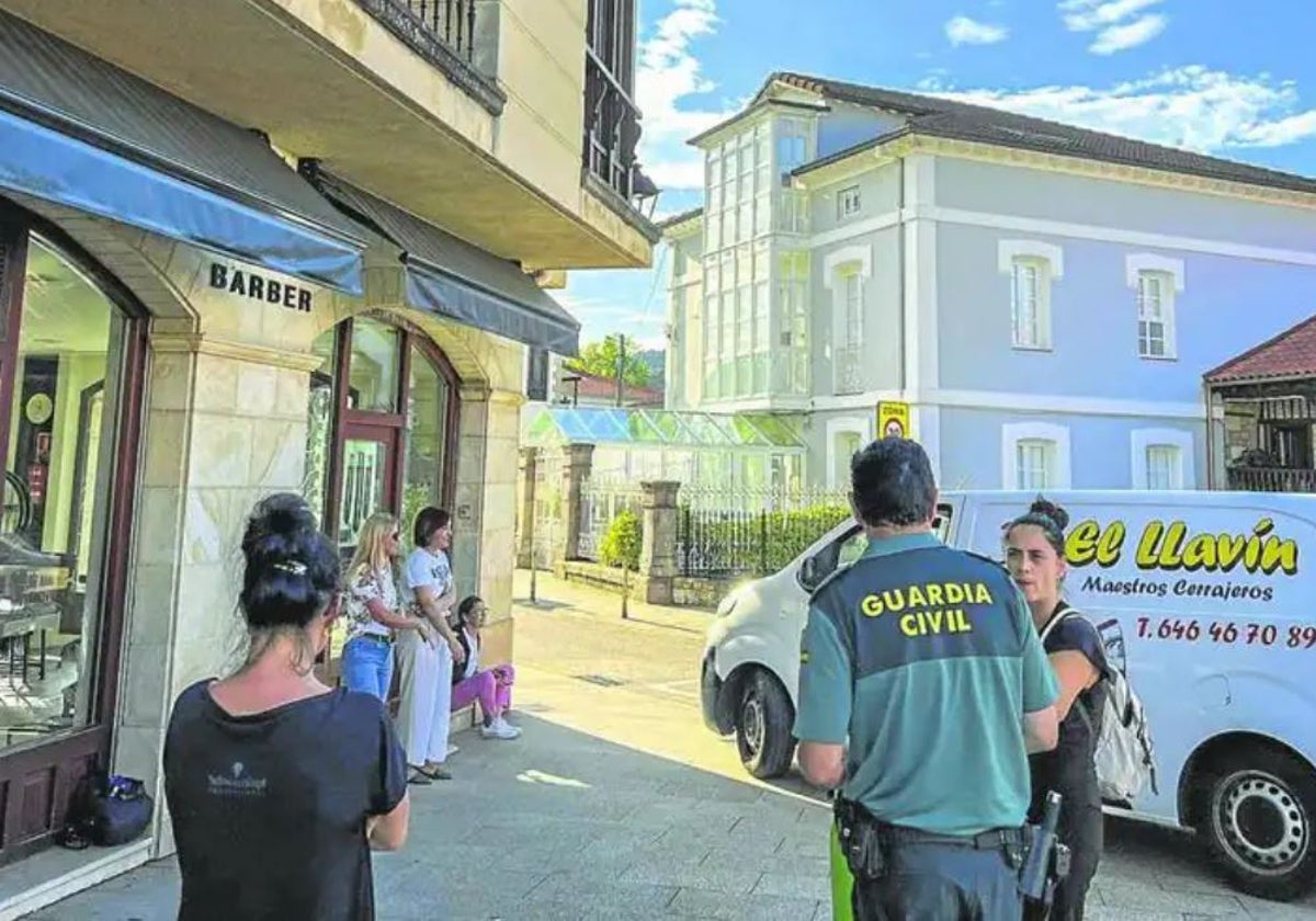 La Guardia Civil, junto a algunos comerciantes afectados por los robos, en el mes de septiembre.