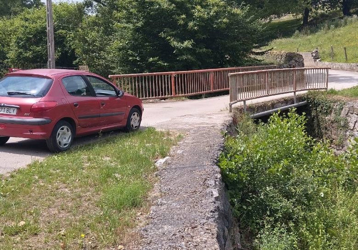 La actual y vieja estructura sobre el río Tejas en San Felices.