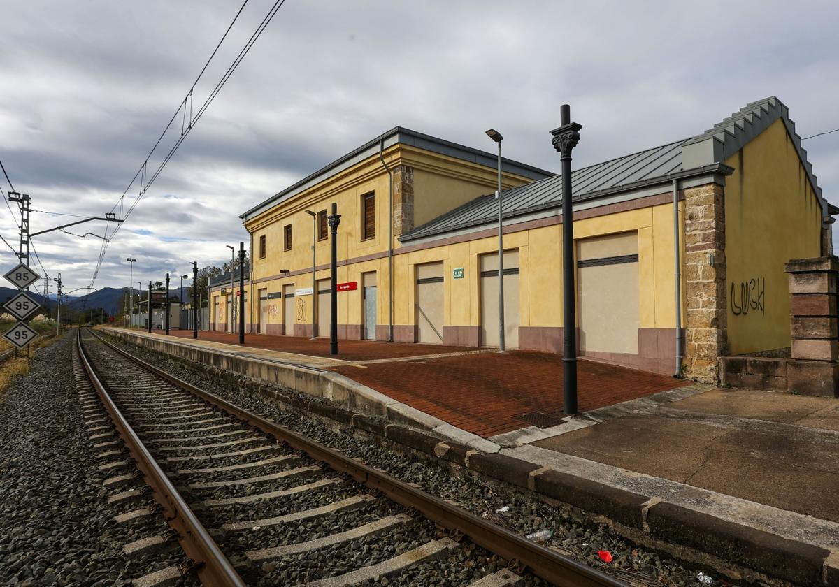 Edificio de la estación de Sierrapando, hoy en desuso y pendiente de su transformación cultural.