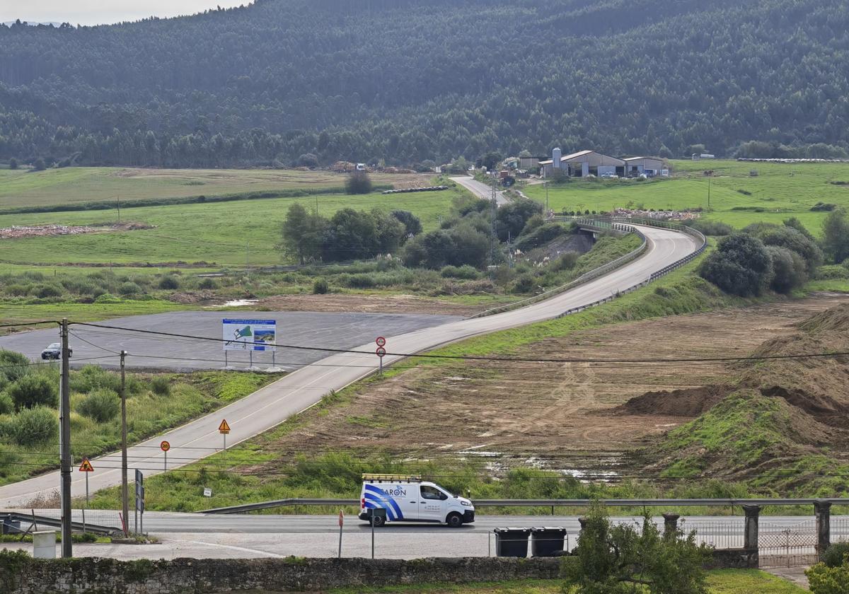 Las máquinas realizan los primeros trabajos en La Pasiega, donde se ubicará el centro logístico.