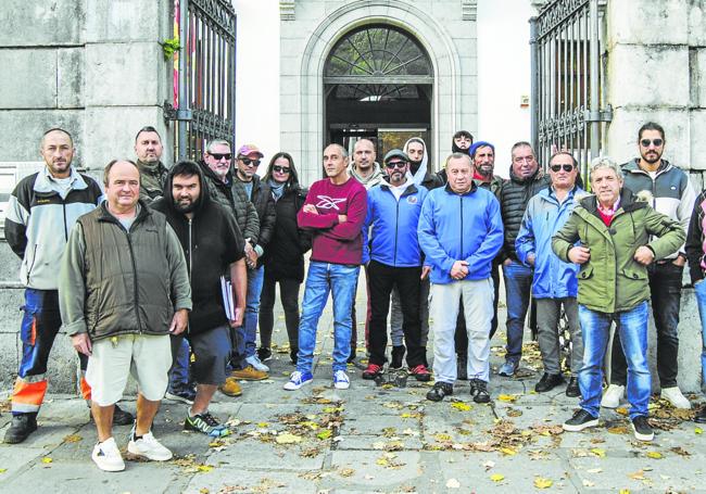 Trabajadores del servicio de recogida de residuos, ayer, frente al Ayuntamiento de Santoña