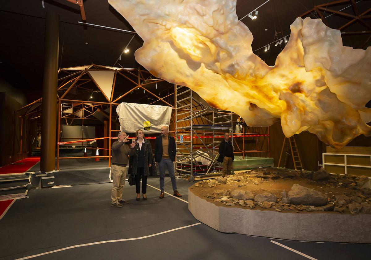 Roberto Ontañón, Eva Guillermina Fernández y Óscar Villegas, en el futuro espacio museístico del Centro de Arte Rupestre de Puente Viesgo.