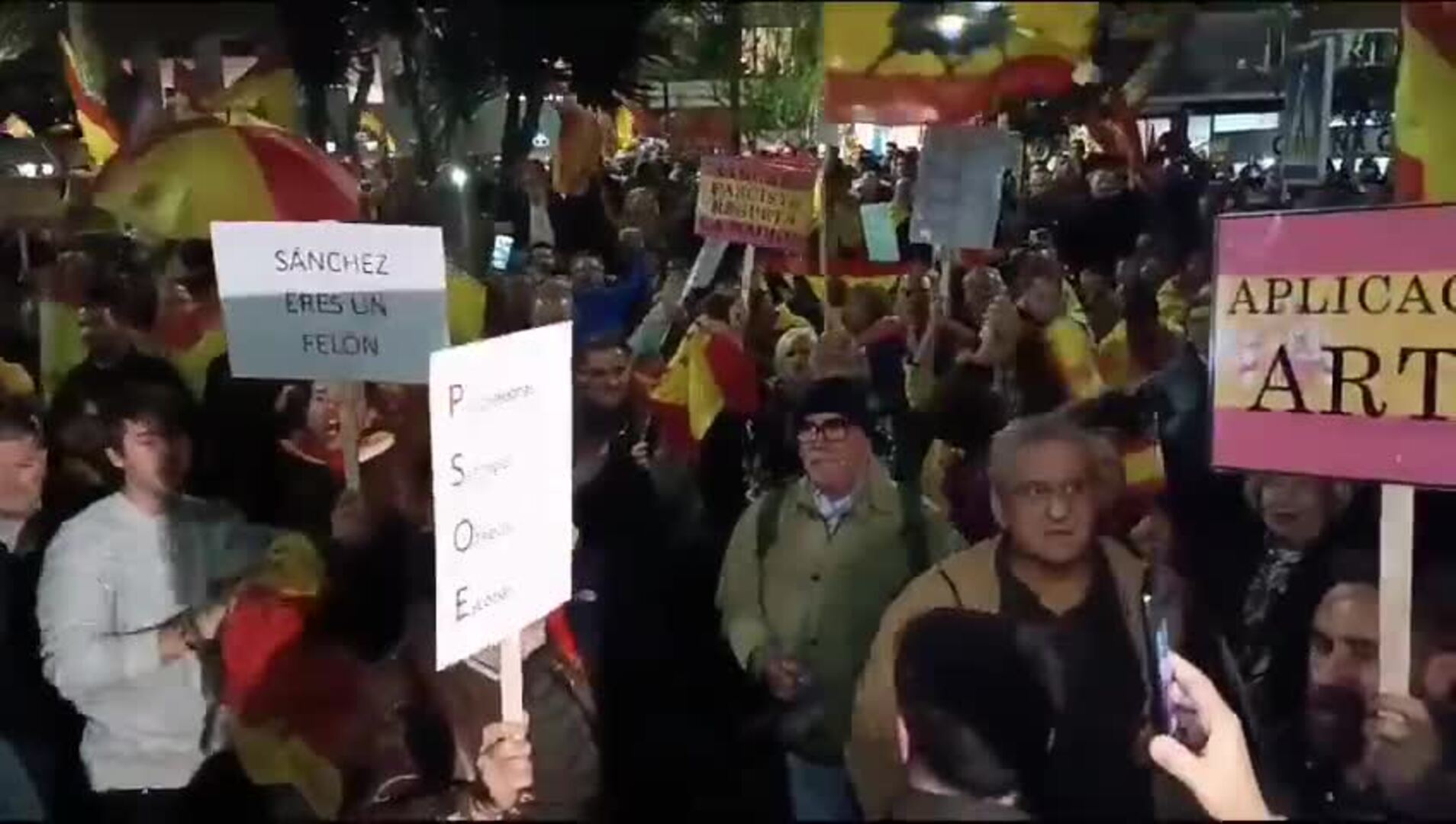 Protesta en la sede del PSOE de Santander