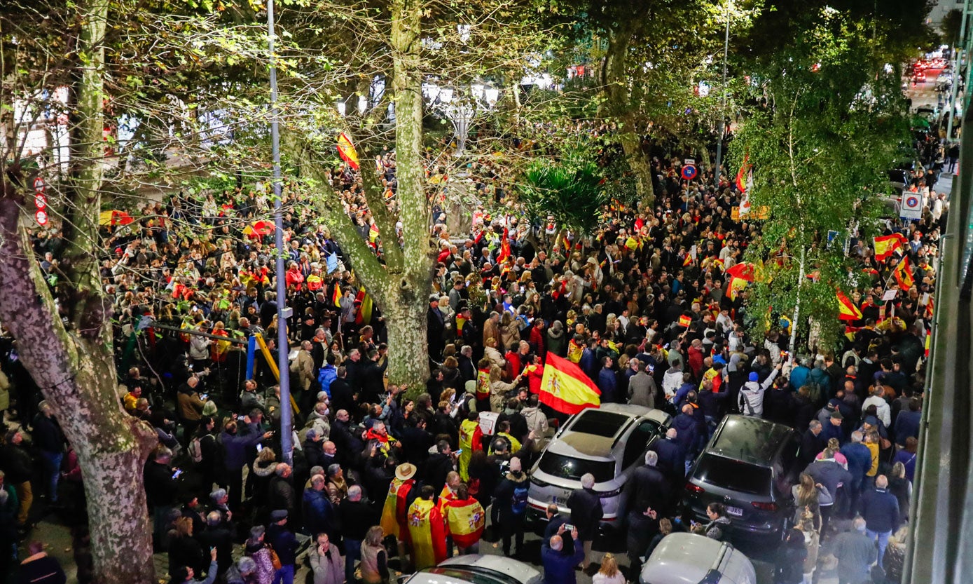 A las siete empezaron a llegar los primeros grupos y han seguido llegando. Un grupo se ha desgajado para dirigirse a Delegación del Gobierno