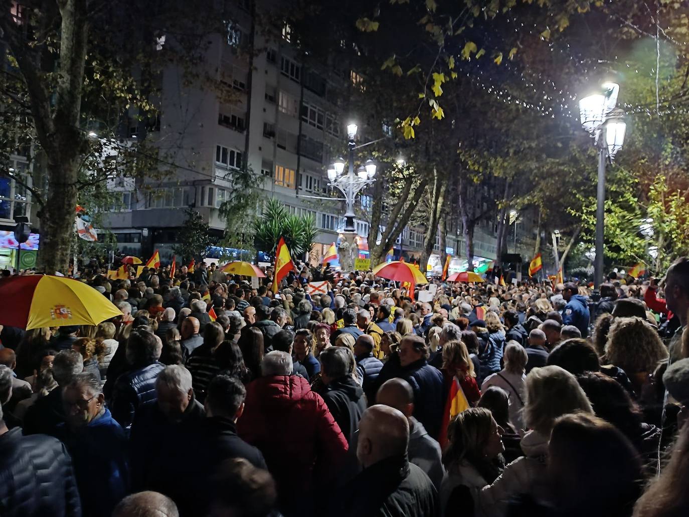 Durante la manifestación no ha habido violencia explícita, pero sí saludos nazis y varias intimidaciones a la prensa.