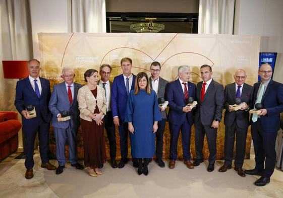 Foto de familia de los premiados junto al presidente de la CEOE, Enrique Conde, y la presidenta regional, María José Sáenz de Buruaga.