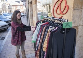 Un comercio de Reinosa preparando la s rebajas.