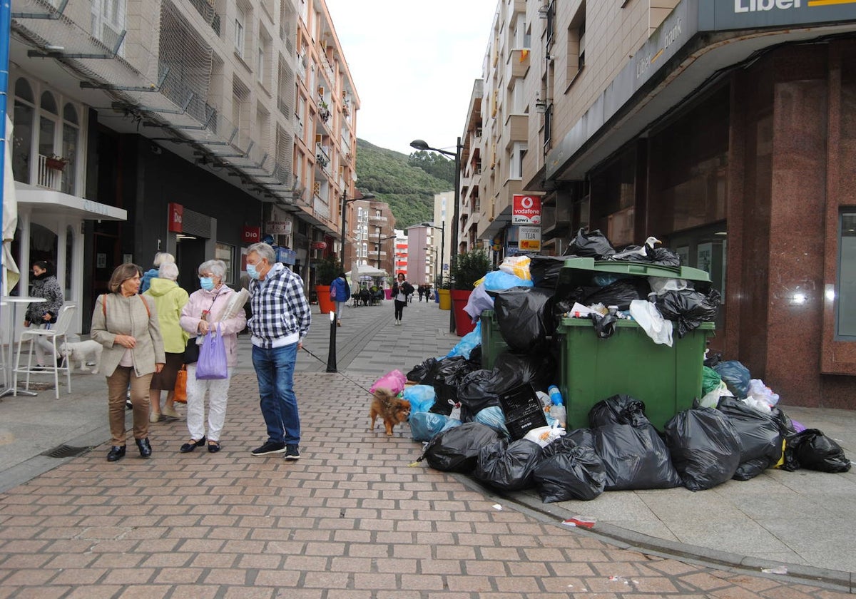 Los vecinos conviven con las montañas de basura apiladas en las calles.