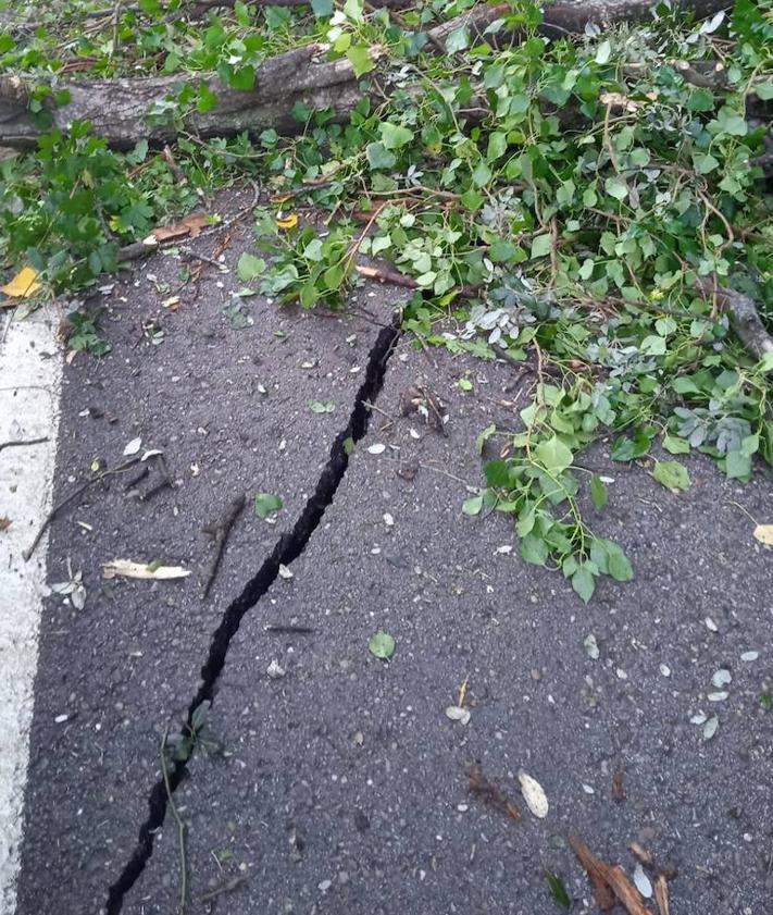 Imagen secundaria 2 - La caída de dos grandes rocas deja incomunicado el pueblo de Lebeña