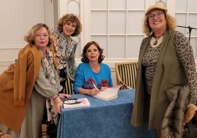 Las enfermeras Marta Saiz e Inmaculada Torrijos y la fotógrafa Charo Ibáñez junto a Ágatha Ruiz de la Prada durante la firma de su libro 'Mi historia' en el Hotel Real.