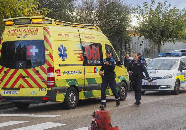 Hasta el lugar del accidente se han desplazado servicios sanitarios del 061 y Policía Local.