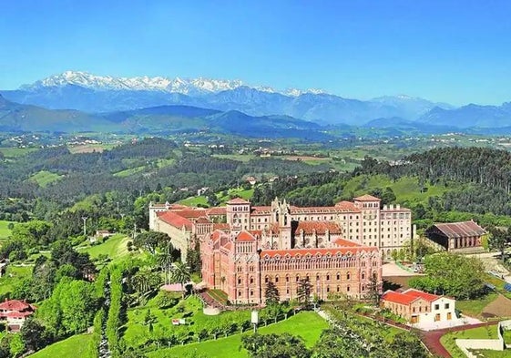 Paisaje de Comillas, con la Universidad Pontificia en el centro.