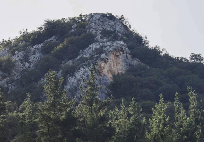 Las piedras se desprendieron de una peña en la zona de El Dejo.