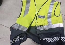 Aspecto del uniforme y el chaleco antibalas del agente de la Policía Local tras el suceso.