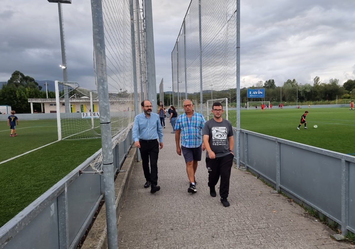 El concejal de Obras (izquierda) visita el complejo deportivo.